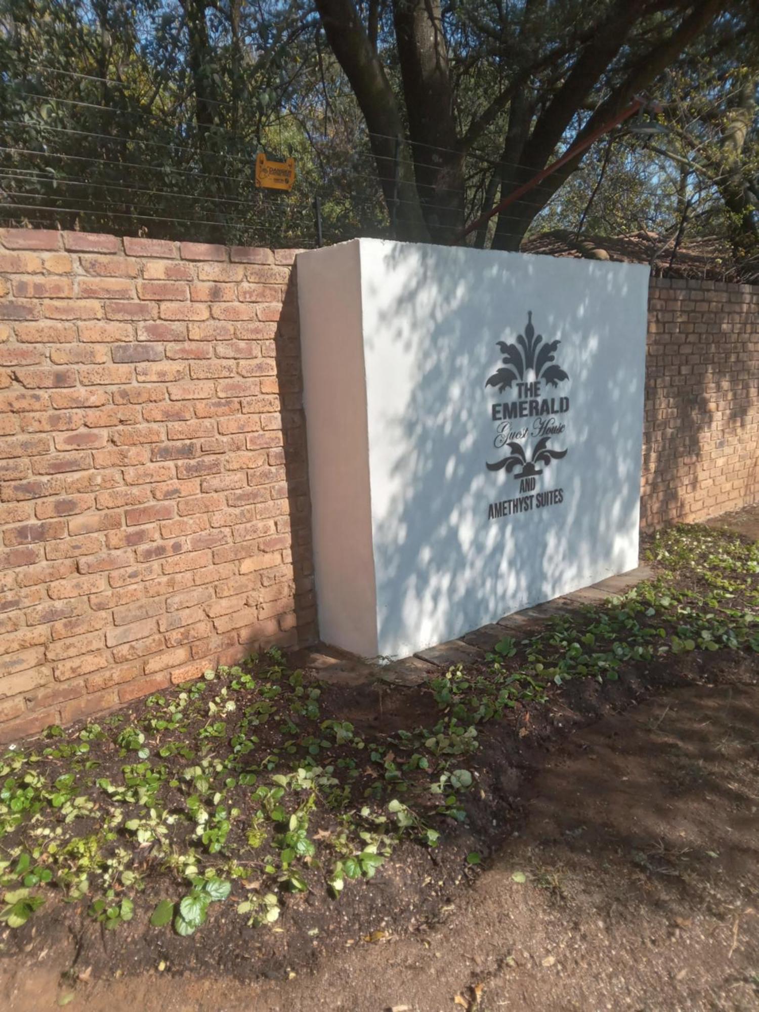 Emerald Guest House Springs エクステリア 写真